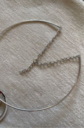 Collana rigida argentata con ciondolo cerchi