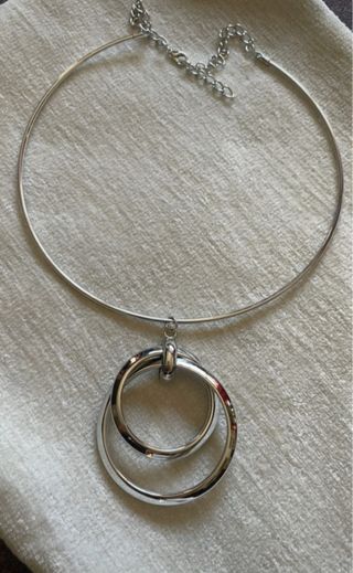 Collana rigida argentata con ciondolo cerchi