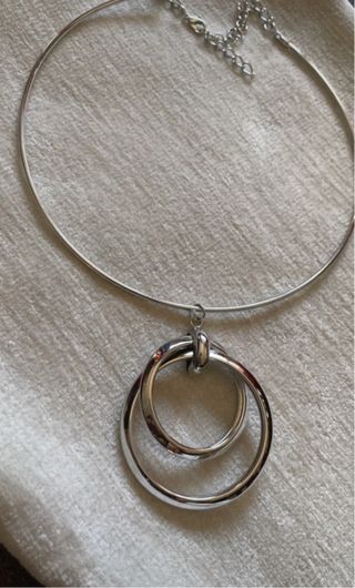 Collana rigida argentata con ciondolo cerchi