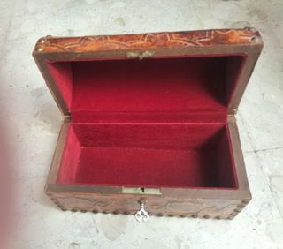 Cofre joyero vintage labrado con llave
