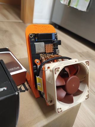 Bitaxe Gamma 601 Con Overclock + Refrigeración