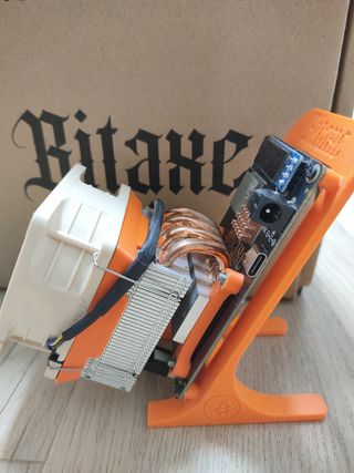 Bitaxe Gamma 601 Con Overclock + Refrigeración