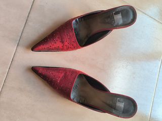 Zapatos de tacón rojos para mujer