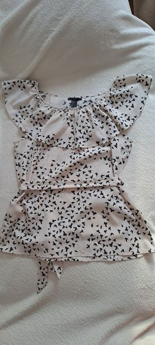 Blusa con volantes y estampado de pájaros