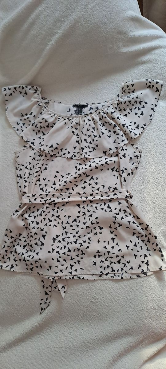 Blusa con volantes y estampado de pájaros