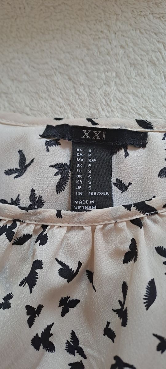 Blusa con volantes y estampado de pájaros