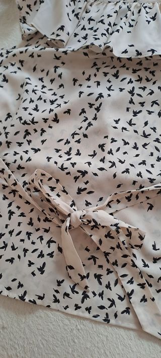 Blusa con volantes y estampado de pájaros