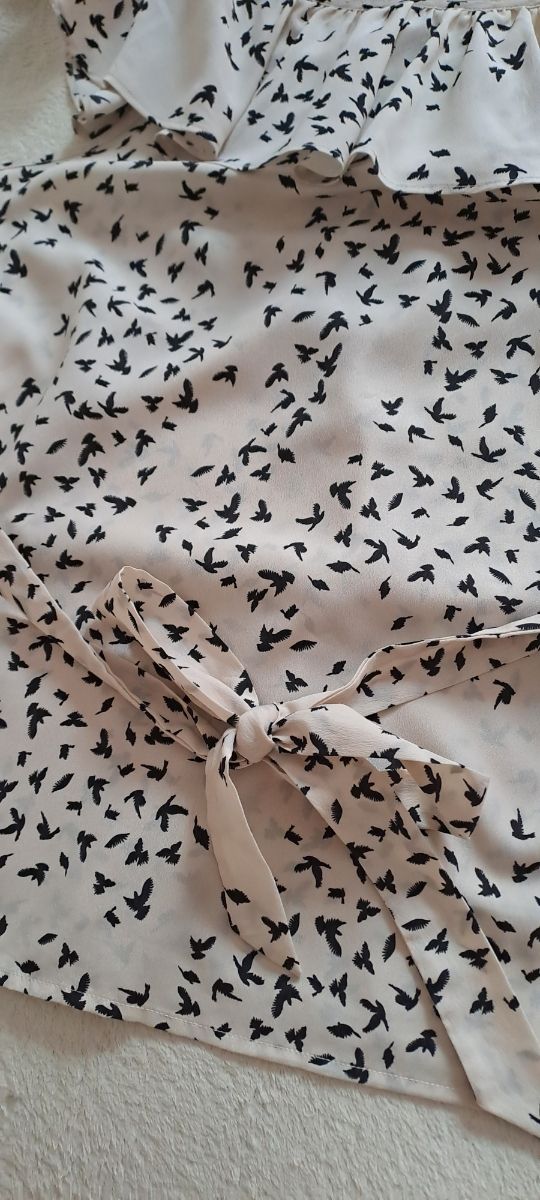 Blusa con volantes y estampado de pájaros