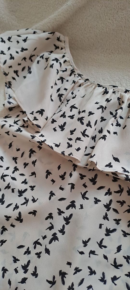Blusa con volantes y estampado de pájaros