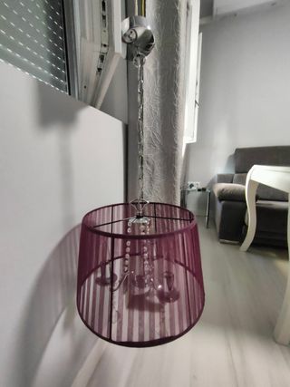 Lámpara de techo morada de tela y níquel.