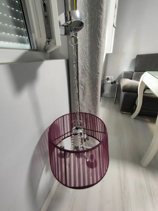 Lámpara de techo morada de tela y níquel.