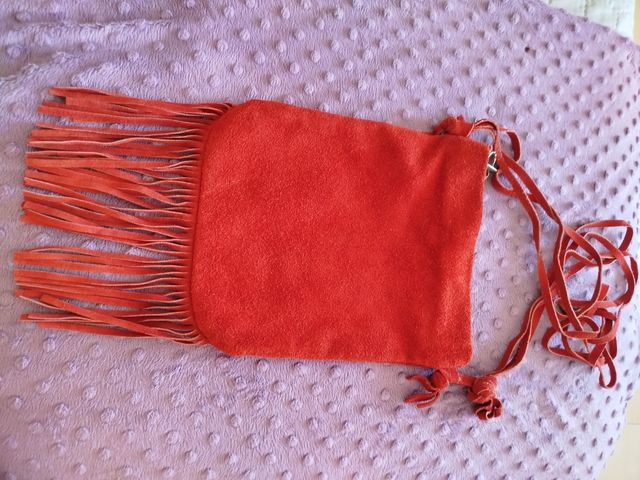 Bolso rojo de ante con flecos