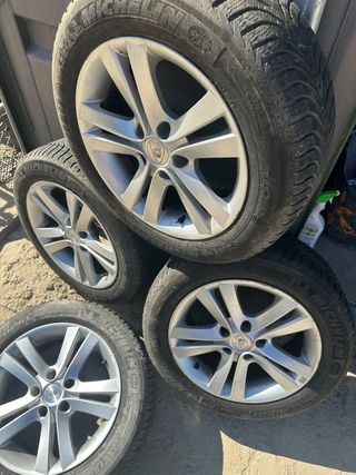 Juego de 4 Llantas y Neumáticos