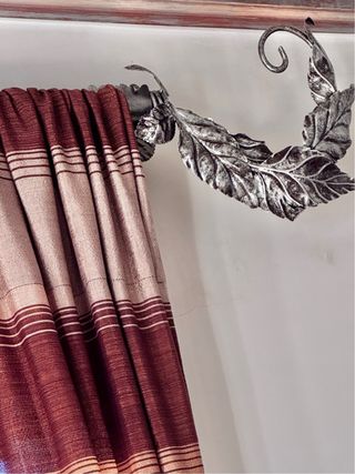 Remates y Barras Cortina Hoja Plata