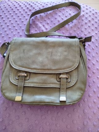 Bolso verde con departamentos