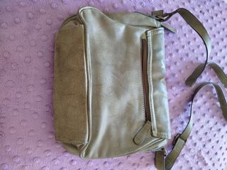 Bolso verde con departamentos