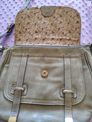 Bolso verde con departamentos