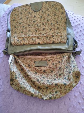 Bolso verde con departamentos