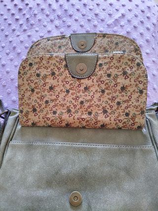 Bolso verde con departamentos