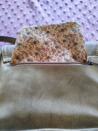 Bolso verde con departamentos