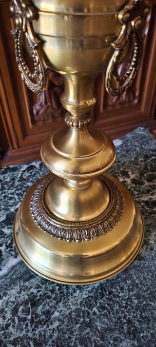 Lámpara de mesa clásica beige y dorada