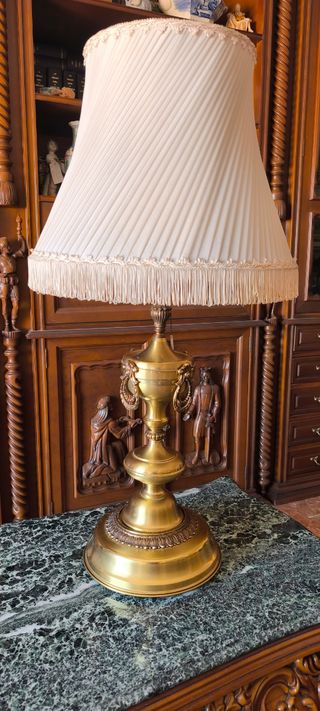 Lámpara de mesa clásica beige y dorada
