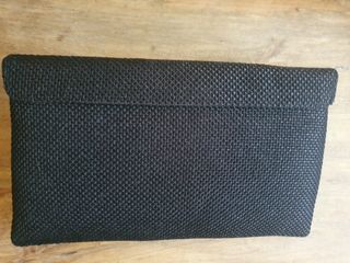 Cartera de mano negra con detalle de pedrería