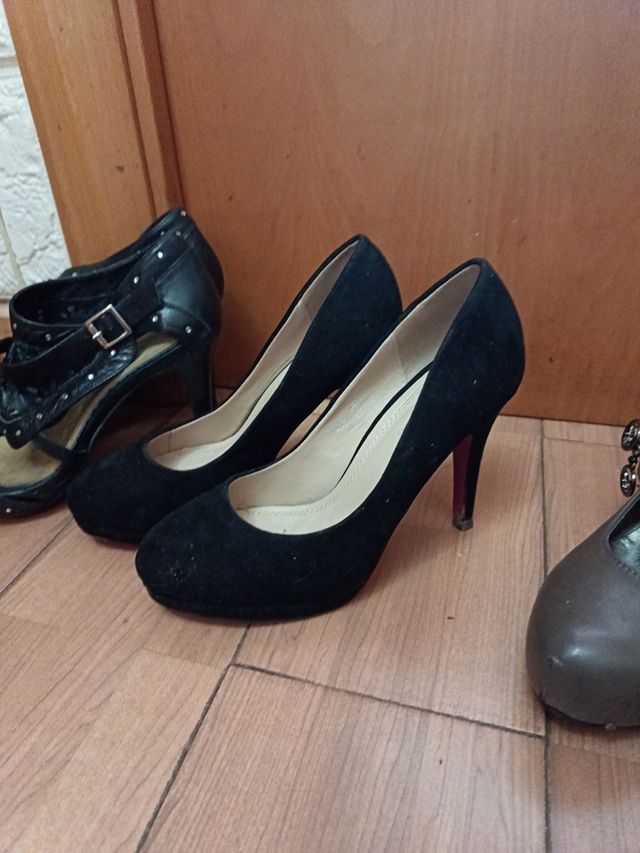 Zapatos de tacón negros con adornos