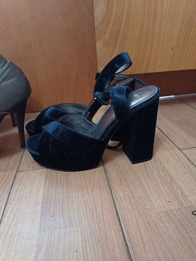 Zapatos de tacón negros con adornos