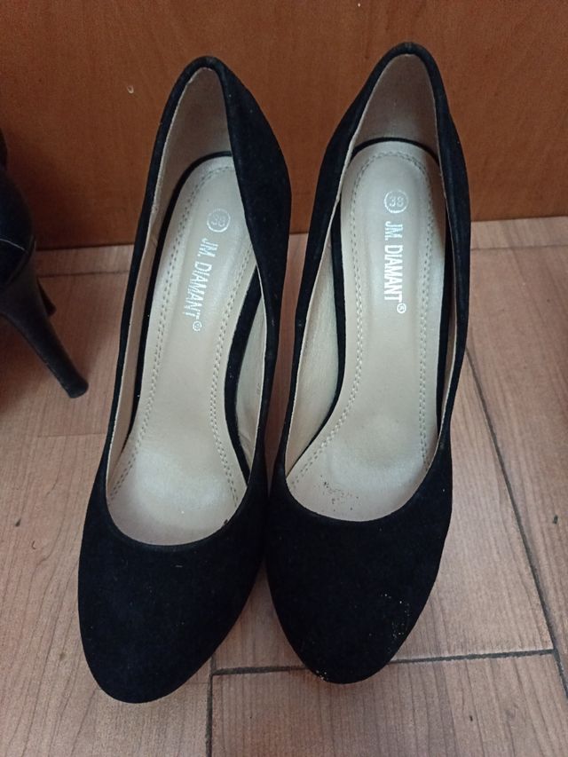 Zapatos de tacón negros con adornos