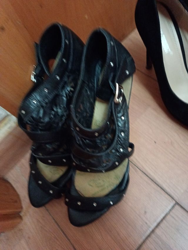 Zapatos de tacón negros con adornos