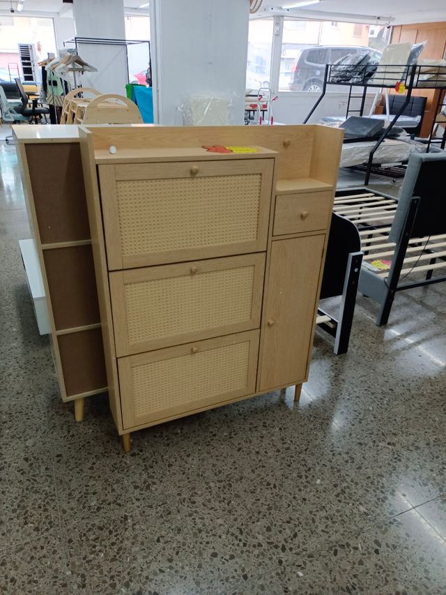 Mueble zapatero de madera y ratán