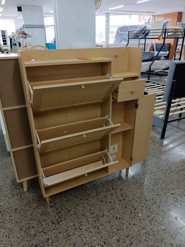 Mueble zapatero de madera y ratán