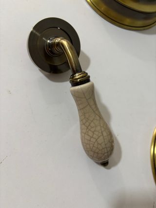Manivela de puerta con roseta y cerámica