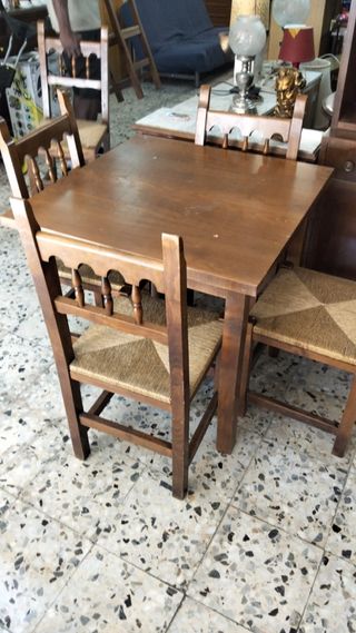 Mesa de comedor y 4 sillas de madera