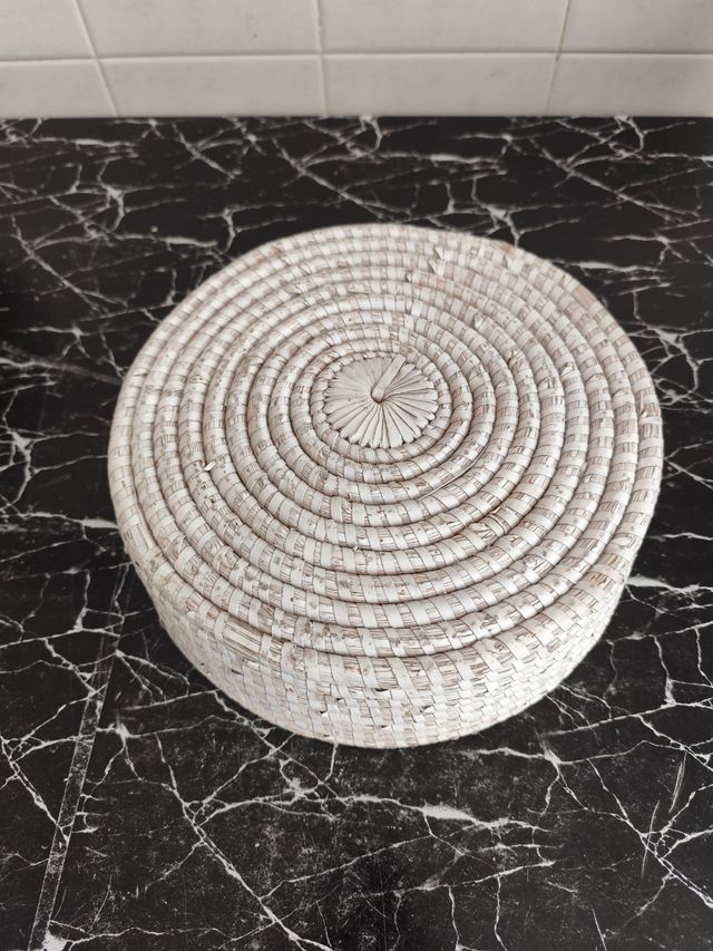 Cesta redonda de yute y mimbre.