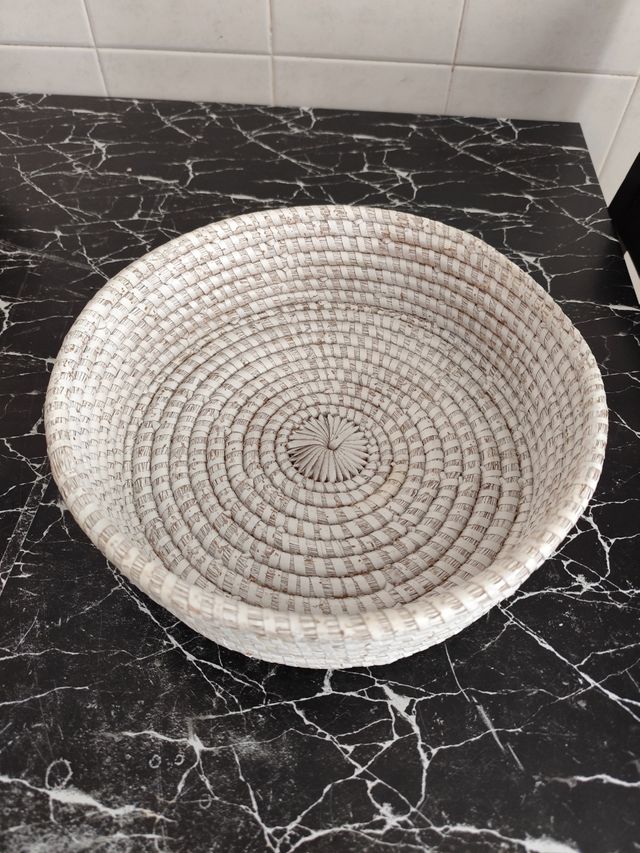 Cesta redonda de yute y mimbre.
