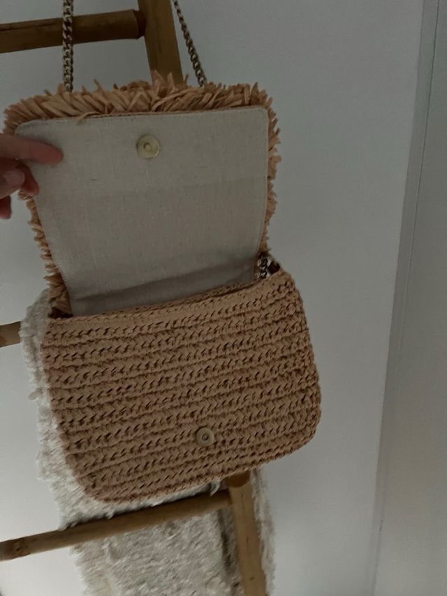 Bolso de rafia beige con cadena