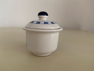 Zuccheriera in ceramica bianca e blu