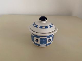 Zuccheriera in ceramica bianca e blu