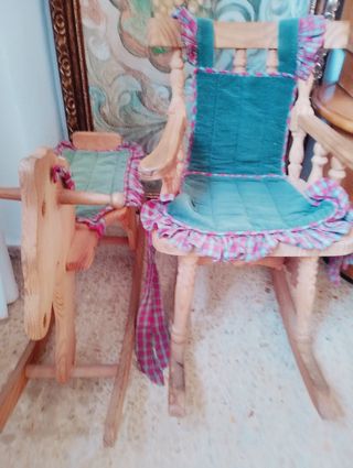 Mecedora infantil de madera con cojines