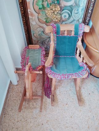 Mecedora infantil de madera con cojines