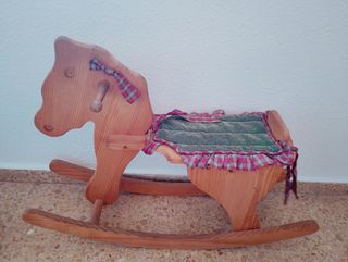 Mecedora infantil de madera con cojines