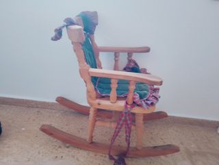 Mecedora infantil de madera con cojines