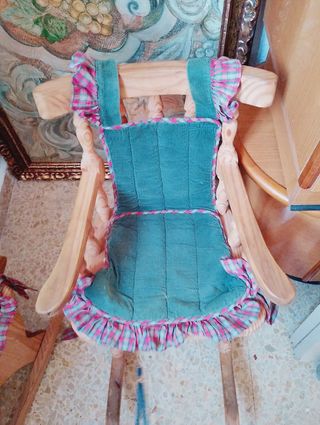 Mecedora infantil de madera con cojines