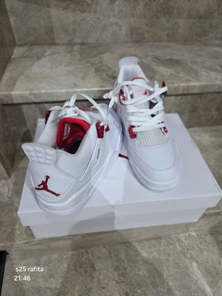 Zapatillas Jordan Blancas y Rojas