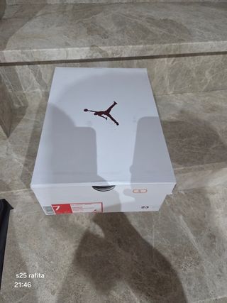 Zapatillas Jordan Blancas y Rojas
