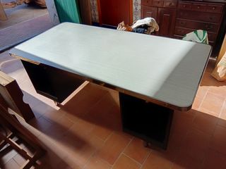 Mesa de oficina con cajones