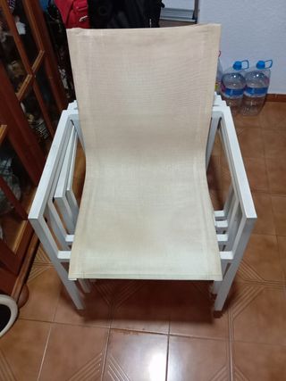 Silla de terraza beige y blanca