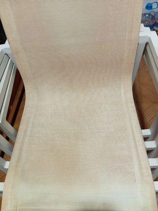 Silla de terraza beige y blanca